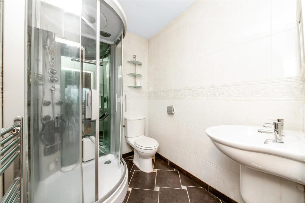 HOUSE SHOWER ROOM