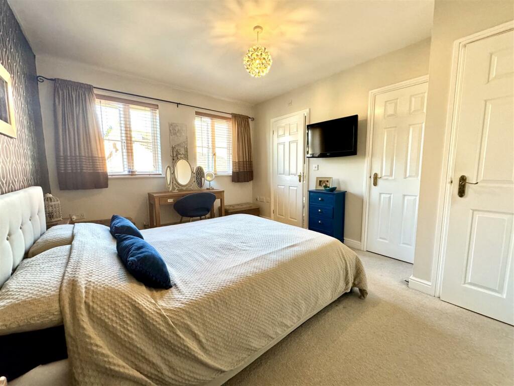 PRINCIPAL BEDROOM