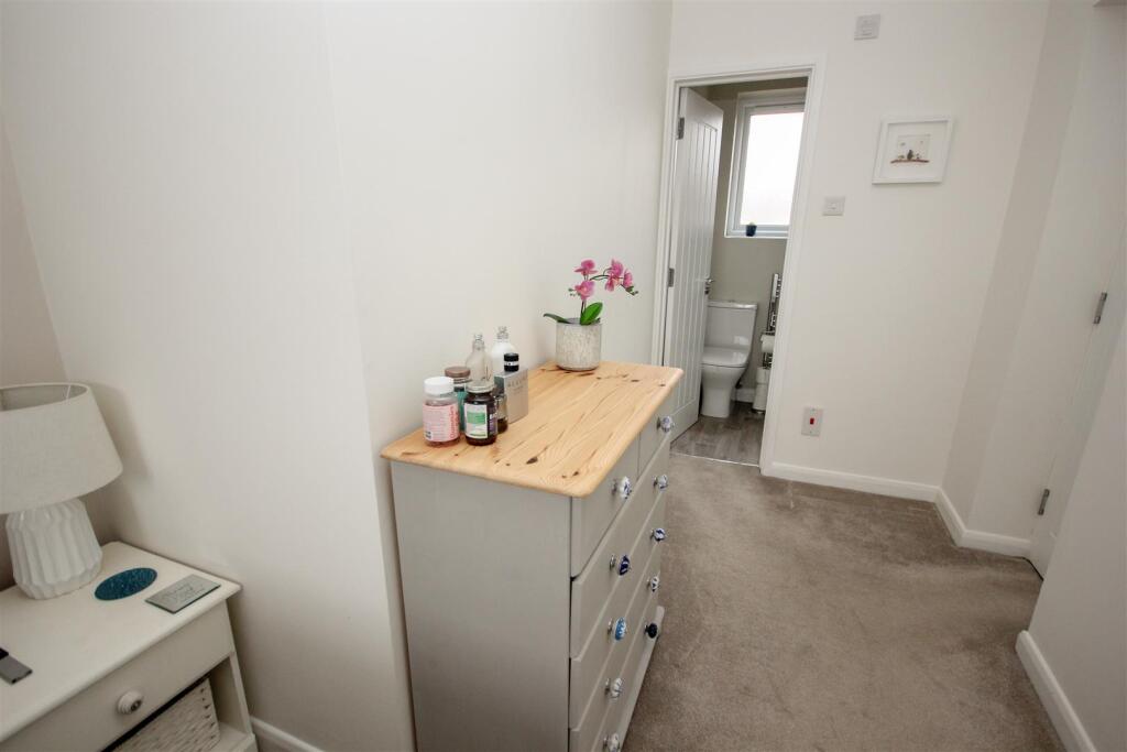 Master To Ensuite.jpg