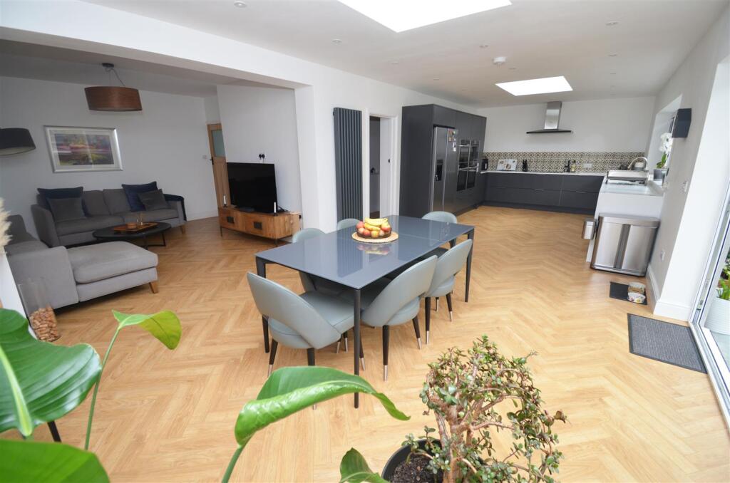 KITCHEN/ DINING ROOM