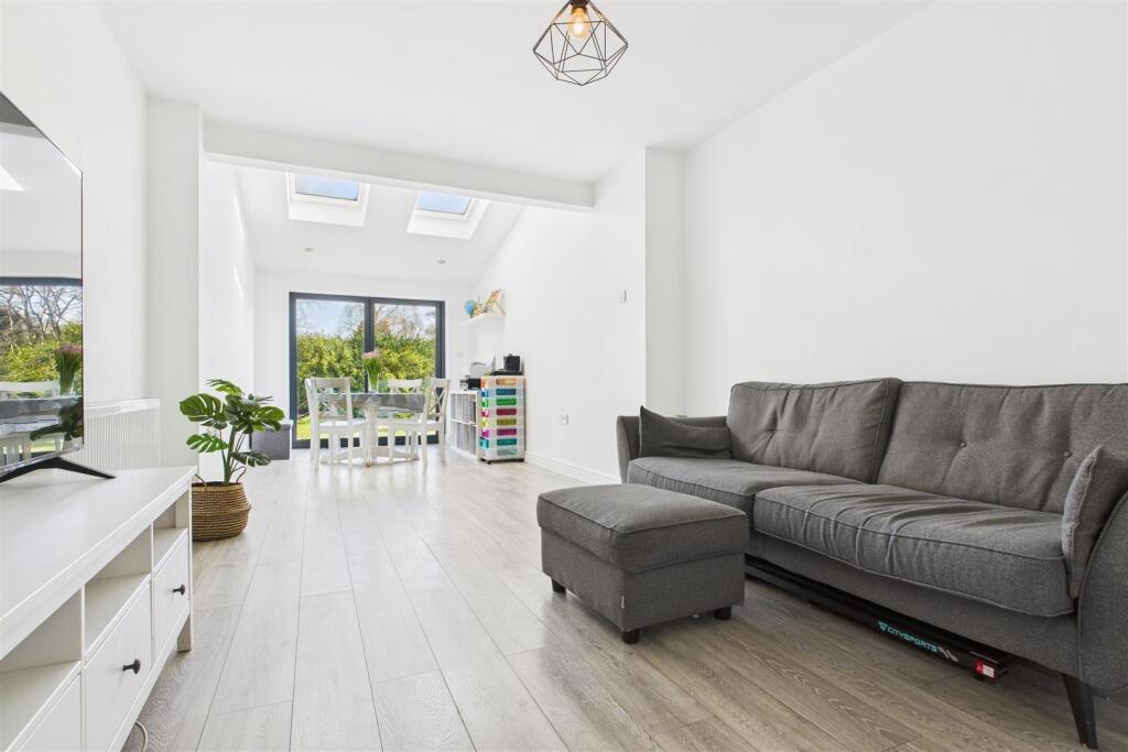 CAM04960G0-PR0009-STILL001 (Large).jpg