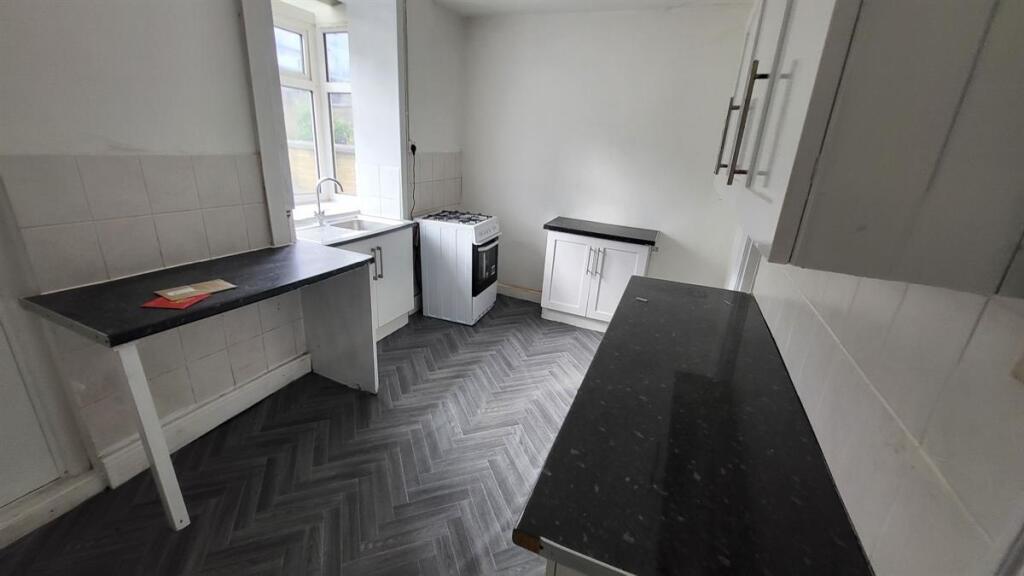 Bright, functional kitchen with long worktops, ...