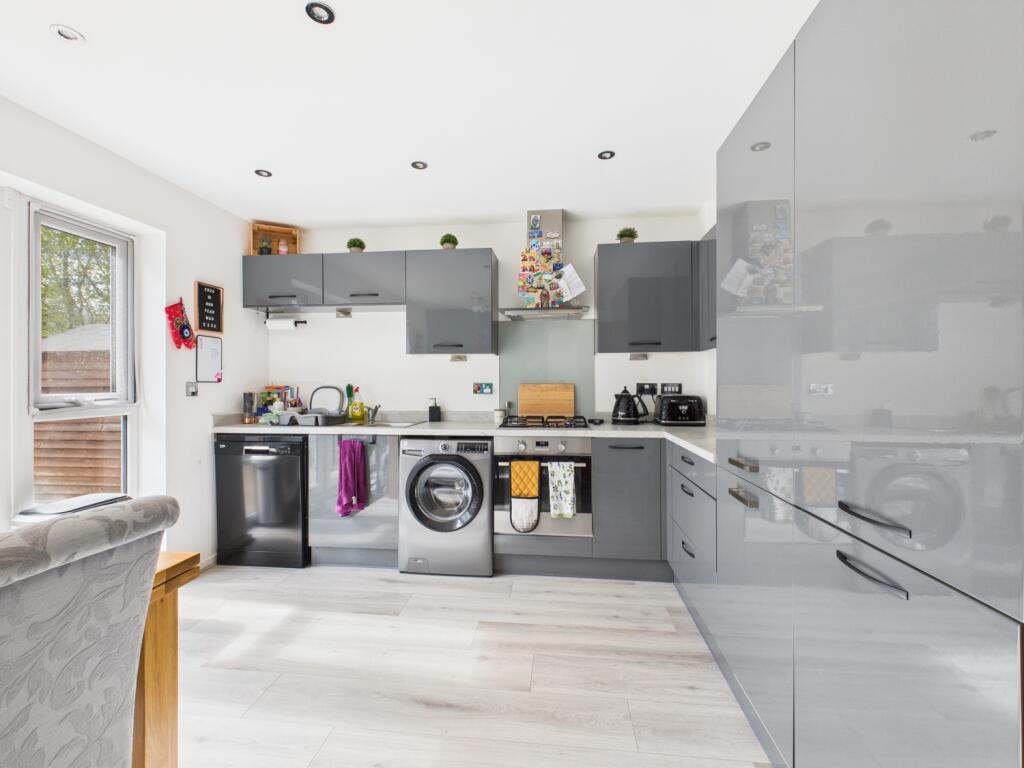 CAM03729G0-PR0025-STILL009