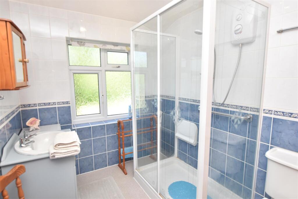 SHOWER ROOM/WC