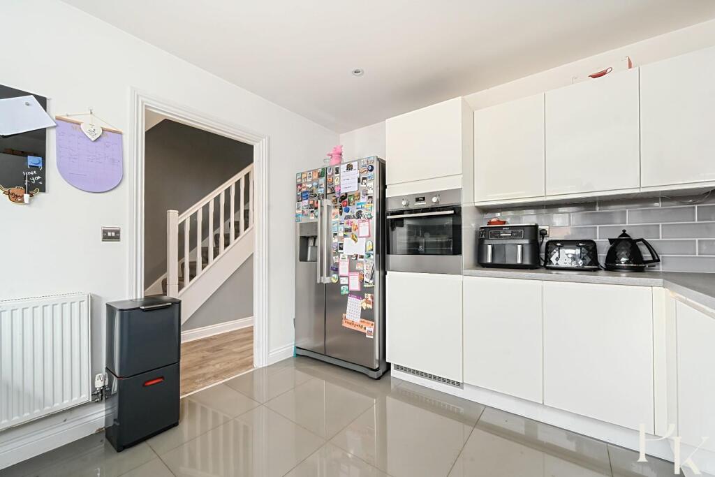 9 Monarch Way, BN43 (2).jpg