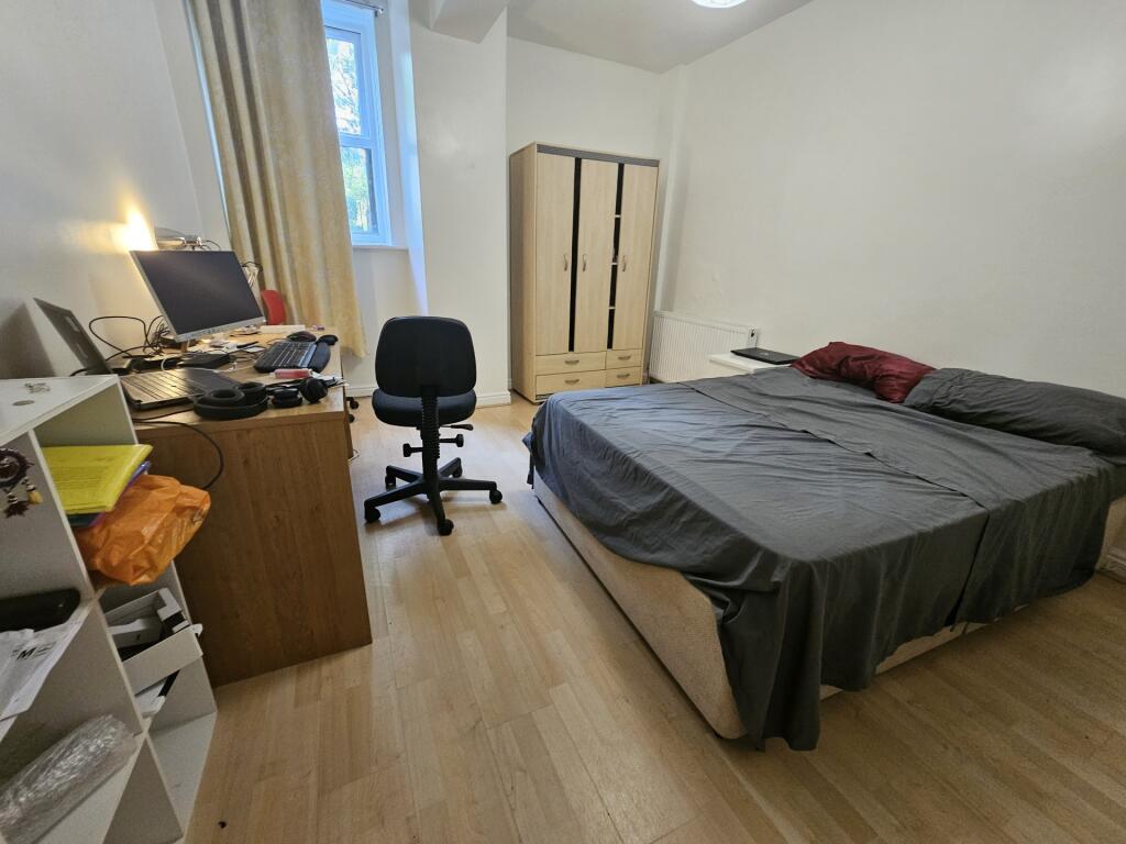 A well-maintained double bedroom featuring a co...