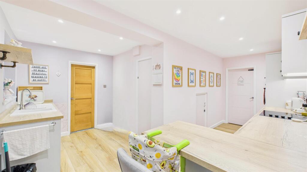 Breakfasting Kitchen