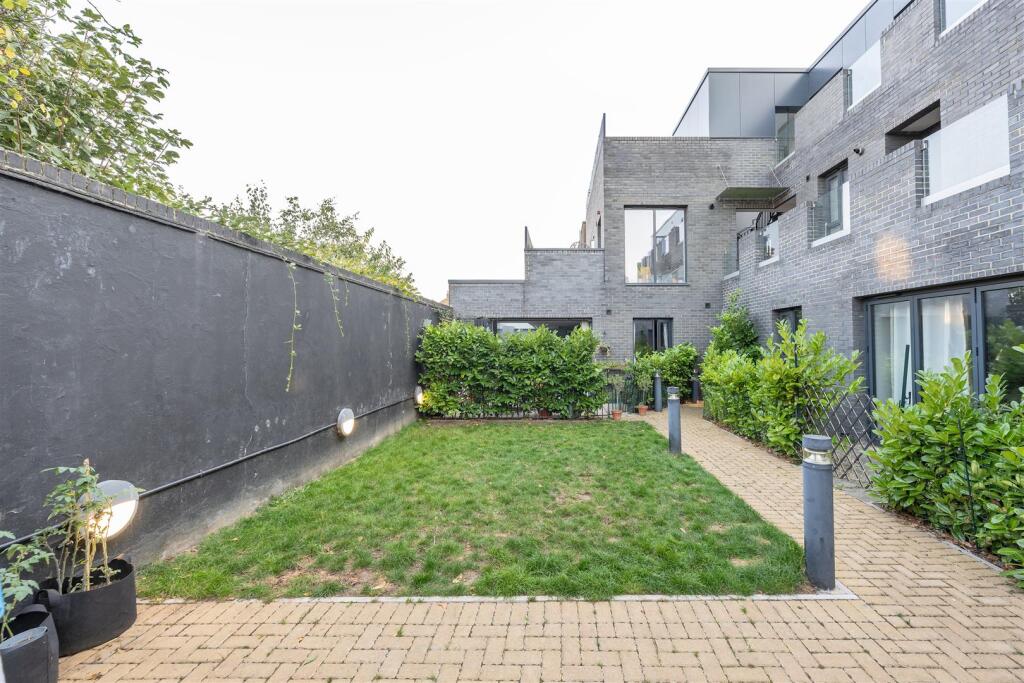 High Road Leyton, E10