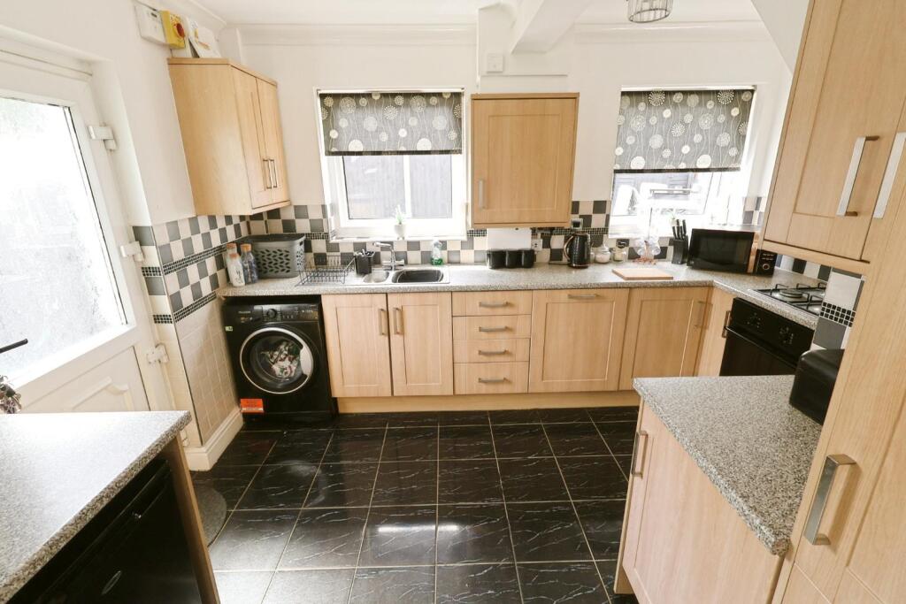 KITCHEN/BREAKFAST ROOM