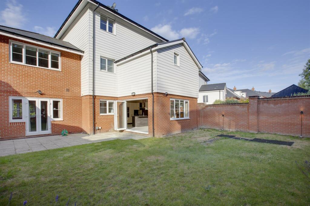 1 Froxfield Way, HP11 1GR-13.jpg