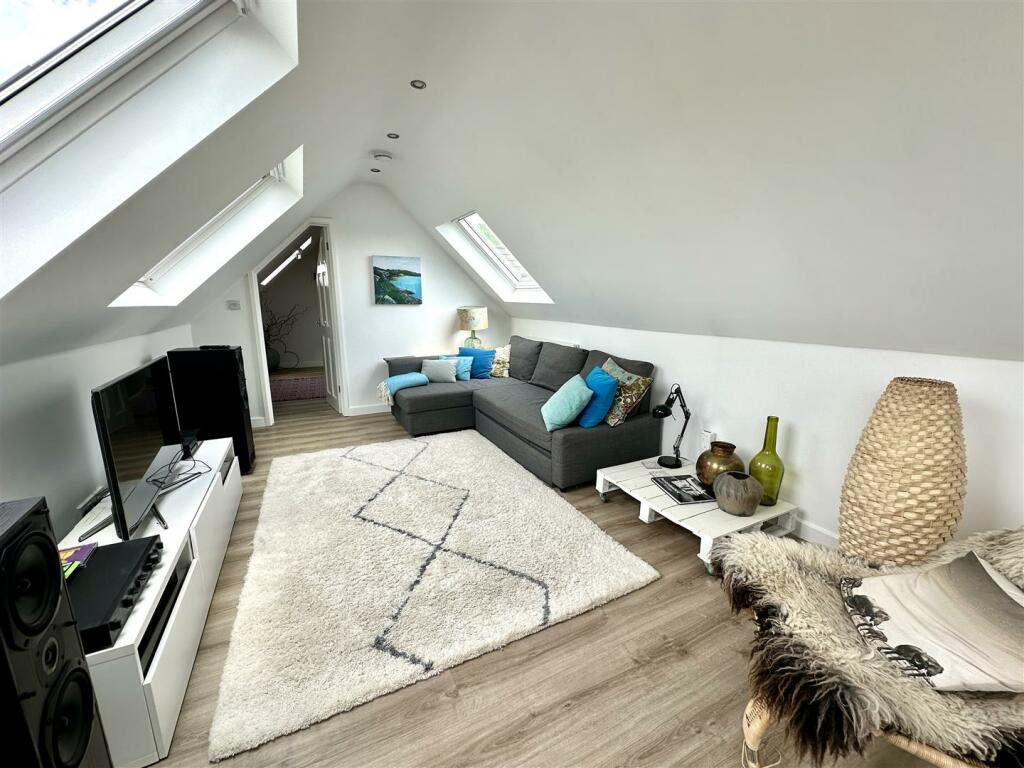 BEDROOM 5/FAMILY ROOM ¿ 30¿ x 10¿10¿