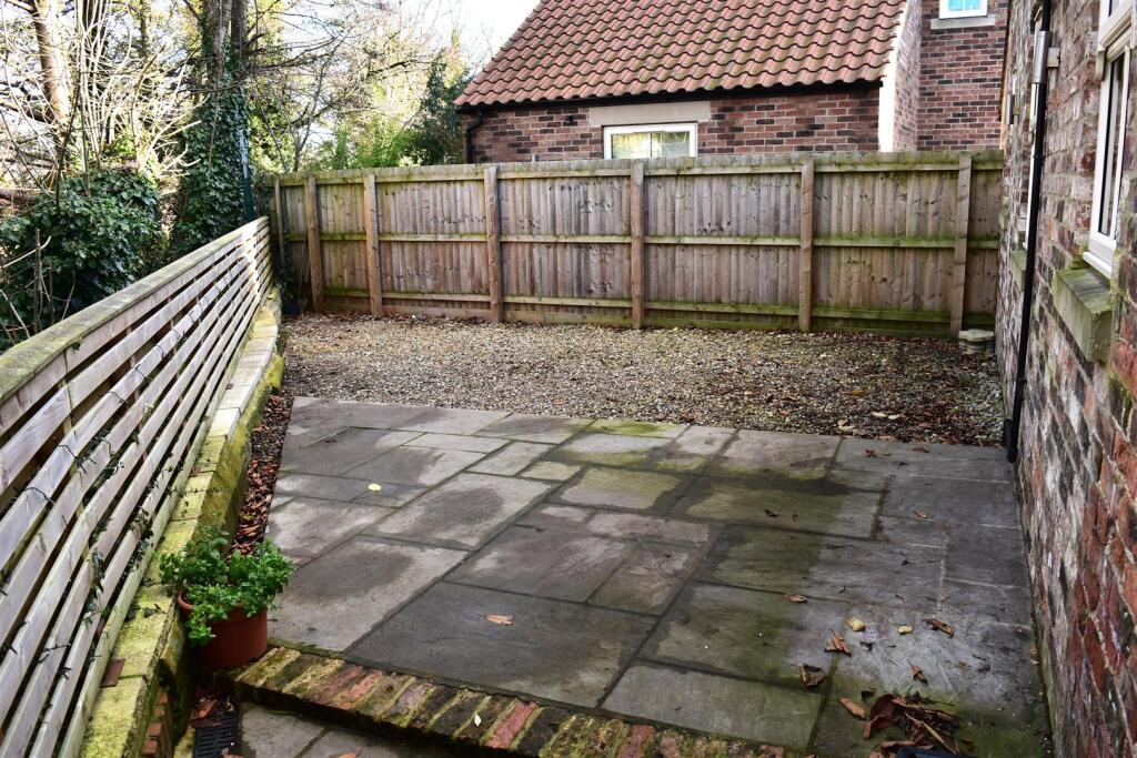 ENCLOSED COURTYARD GARDEN