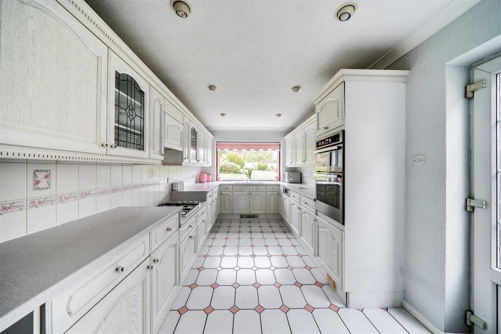 Kitchen/Breakfast Room: