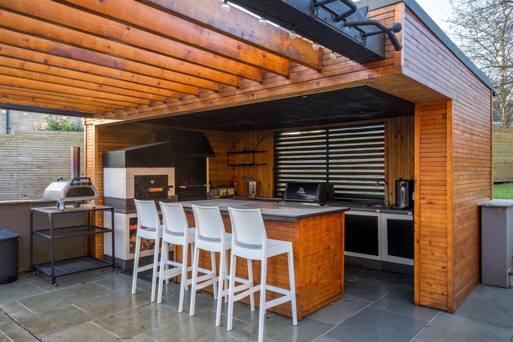 40 - 1 Holm Oaks - GL7 2RQ - Web.jpg