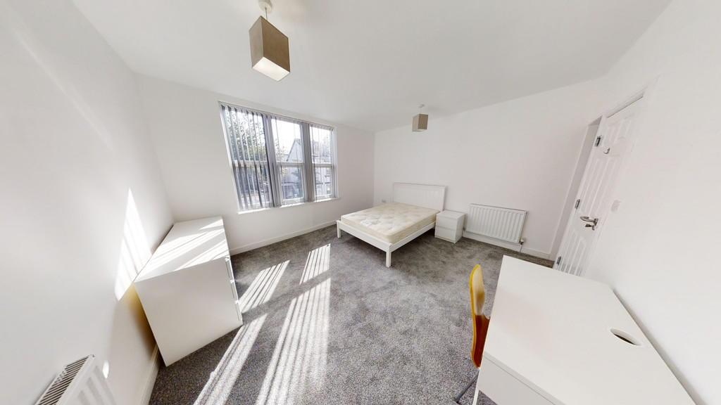 Bright and tidy single bedroom with a large win...