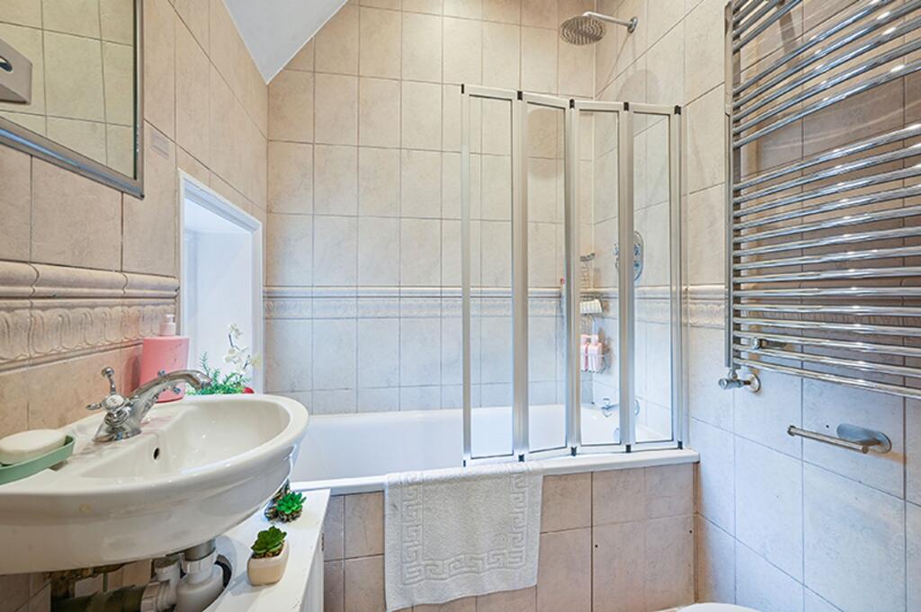Ewell Court Grove, West Street KT17 1UX
