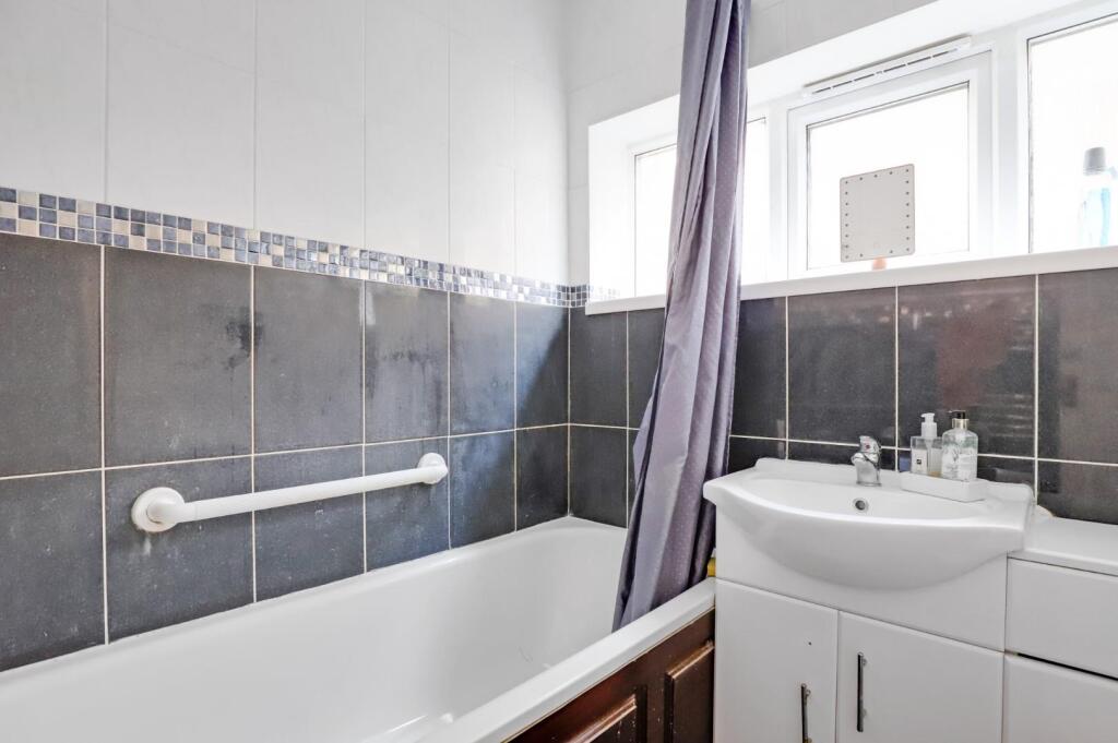 06-b619JHPropWpen - 16 Hayleigh Gardens - 16.jpg