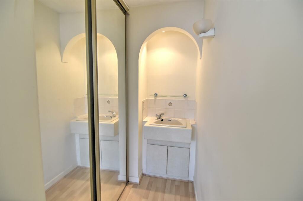 En-suite sink &amp; wardrobe area