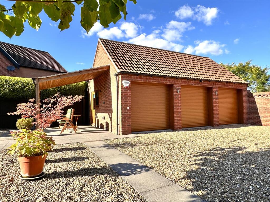 Triple Garaging &amp; Veranda 225