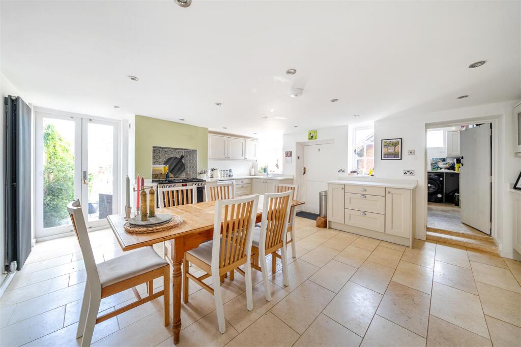 Spacious breakfast kitchen