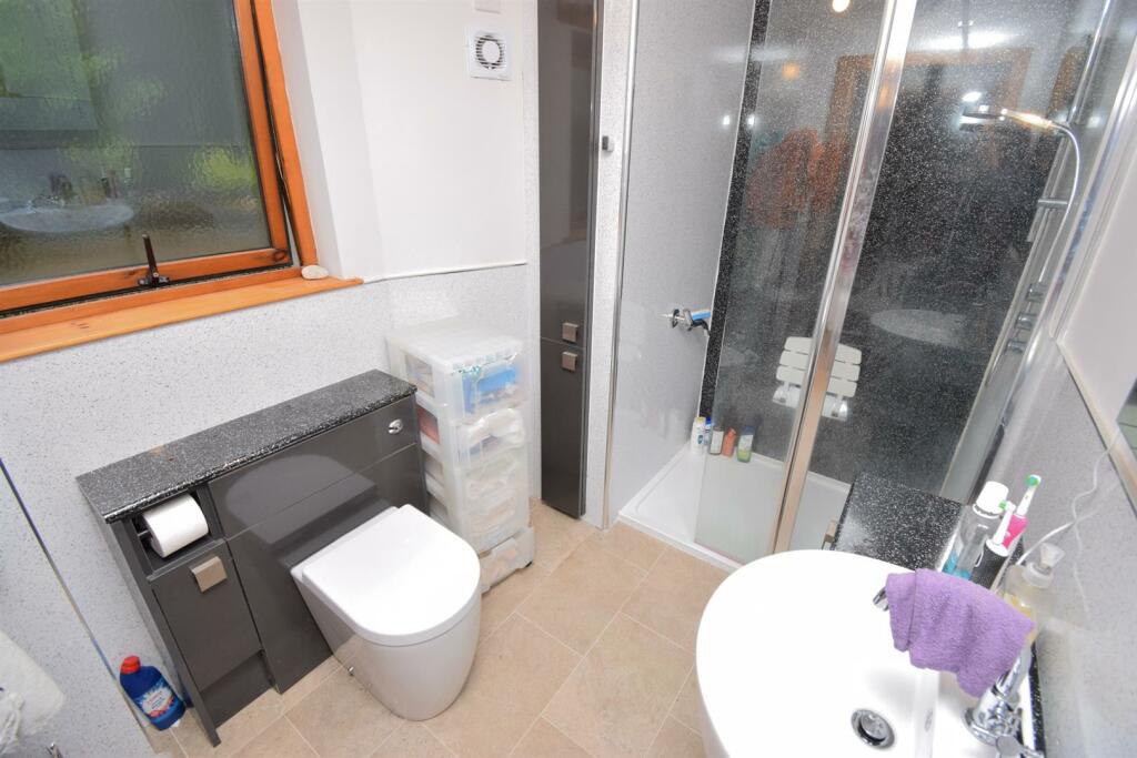 ANNEXE SHOWER ROOM.jpg