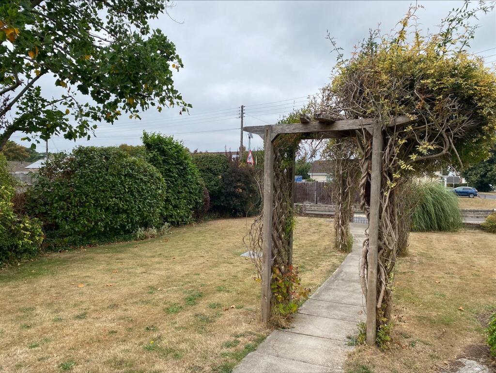 FRONT GARDEN.2