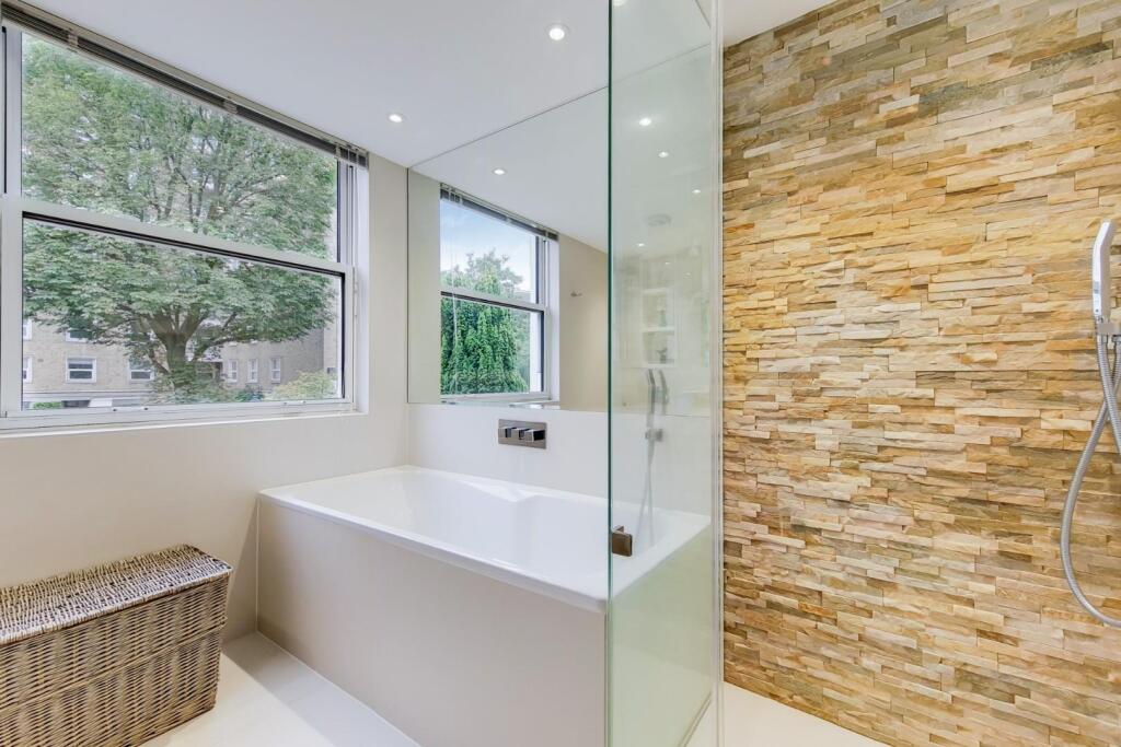 11_Main Ensuite-0.jpg