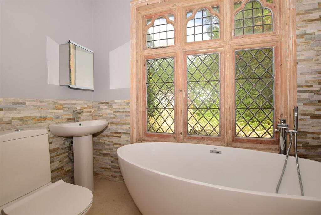 Ensuite Bathroom 2