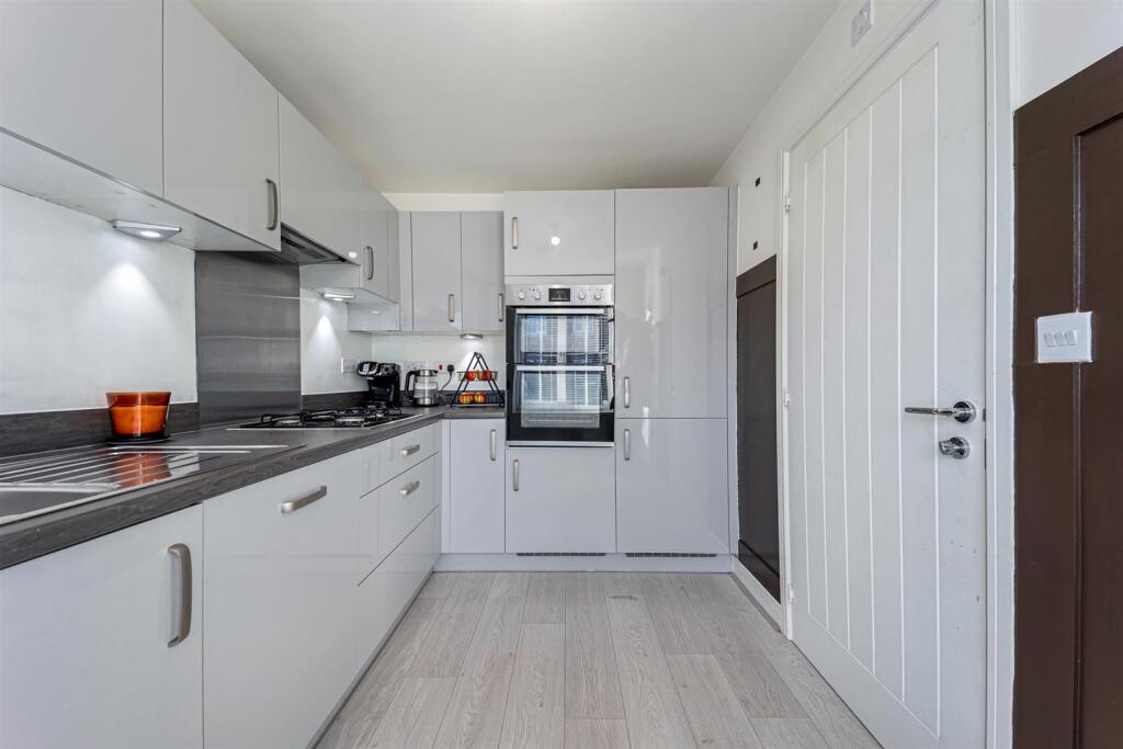 54 Stratford Drive kitchen 3.jpg