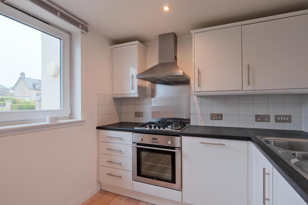 028-Flat 3, 41A, Station Road, Carluke, ML8 5AD.jp
