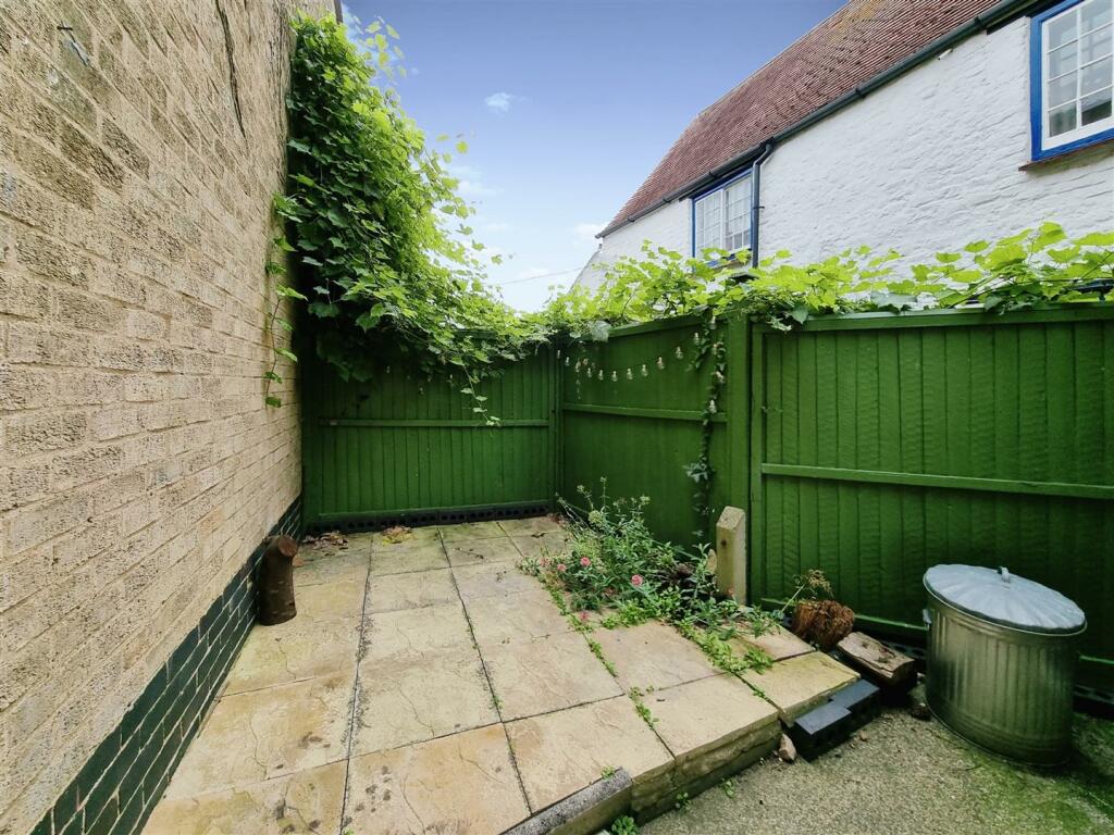 Wood Street, Higham Ferrers-www.primechoicepropert
