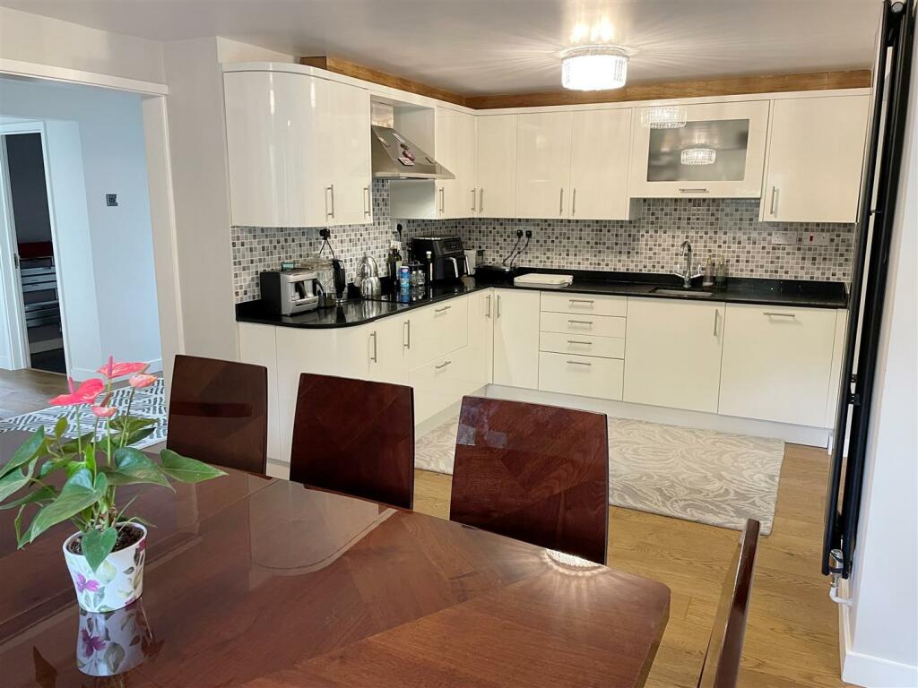Dining - Kitch 1.JPG