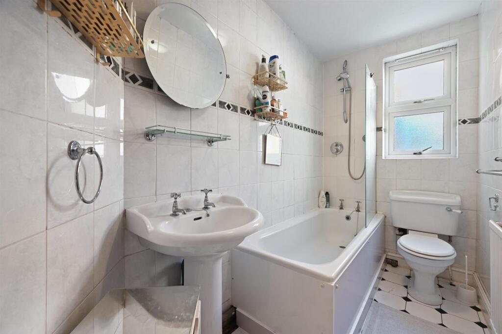 RCLR- FFF 29 minster road- bathroom 3 (1).jpg