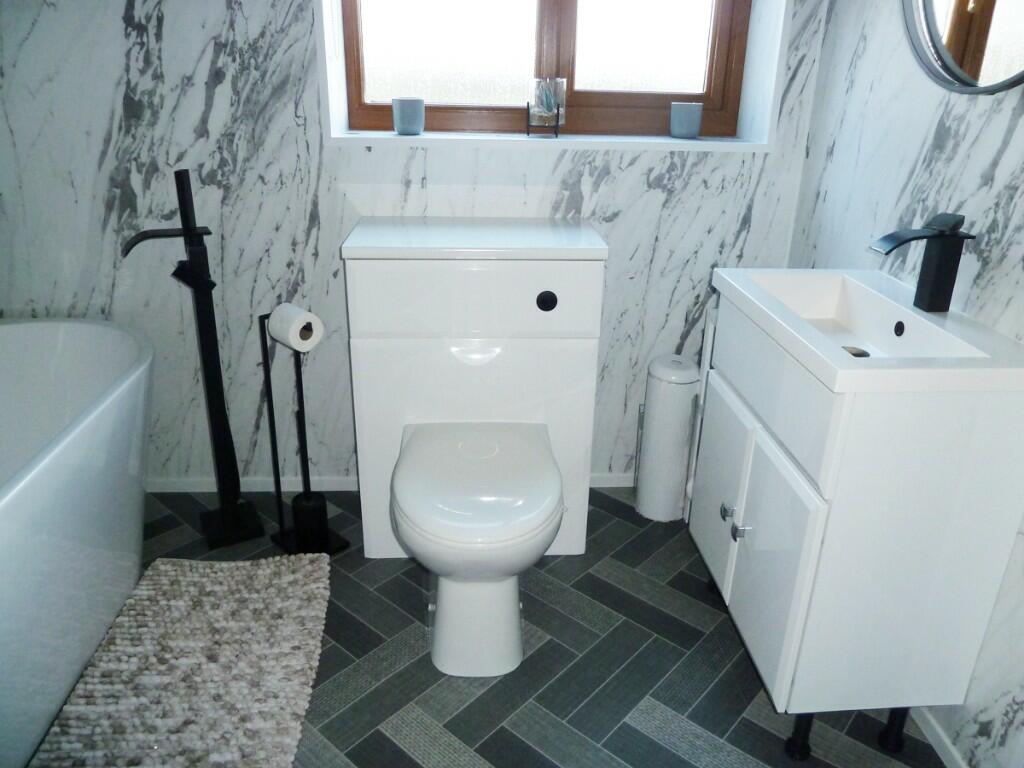 White bathrm suite