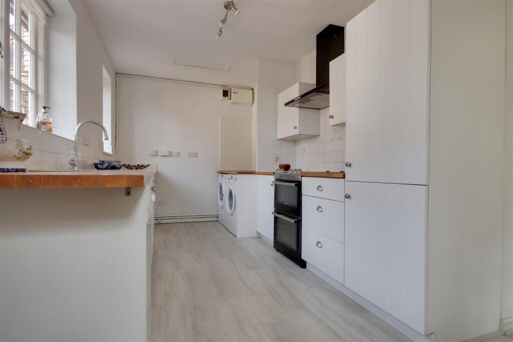 Kitchen 2.jpg