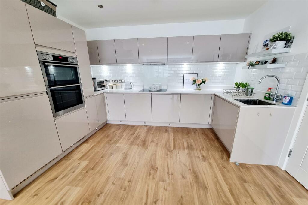 OPEN PLAN LUXURY FITTED KITCHEN::