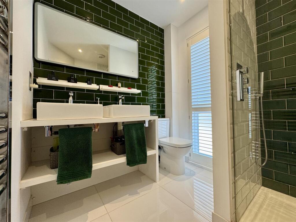 ensuite.jpg