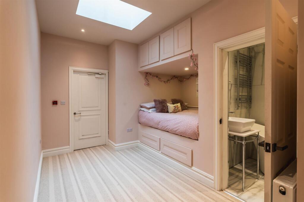Bedroom 2 (Penthouse)