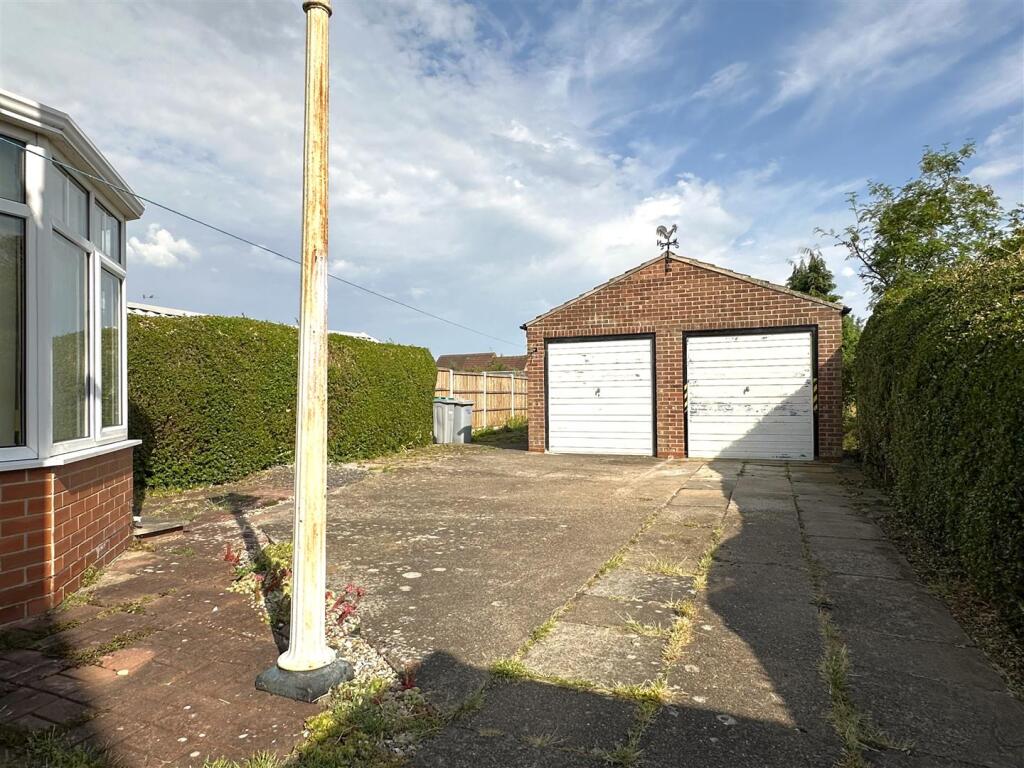 Double Garage &amp; Substantial Driveway Space 528