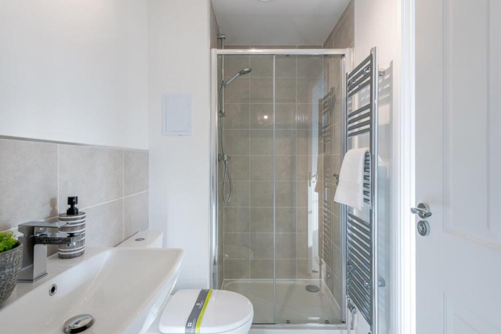 En-suite to main bedroom in the Leven at West Craigs