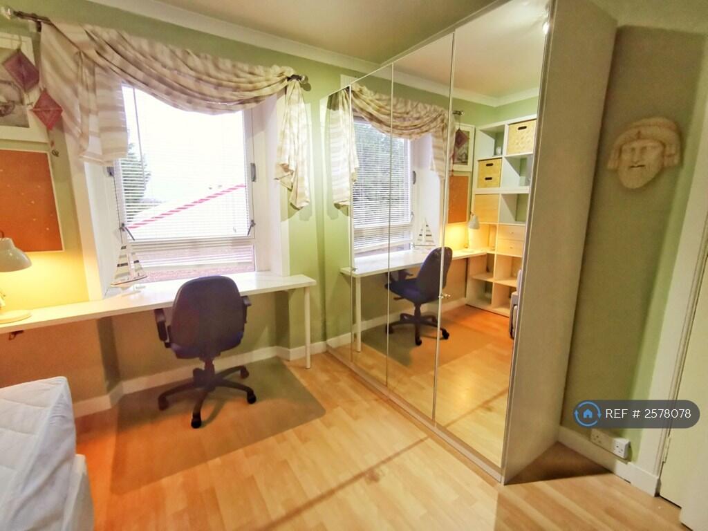 Bedroom 2 - Built-In Office Desk