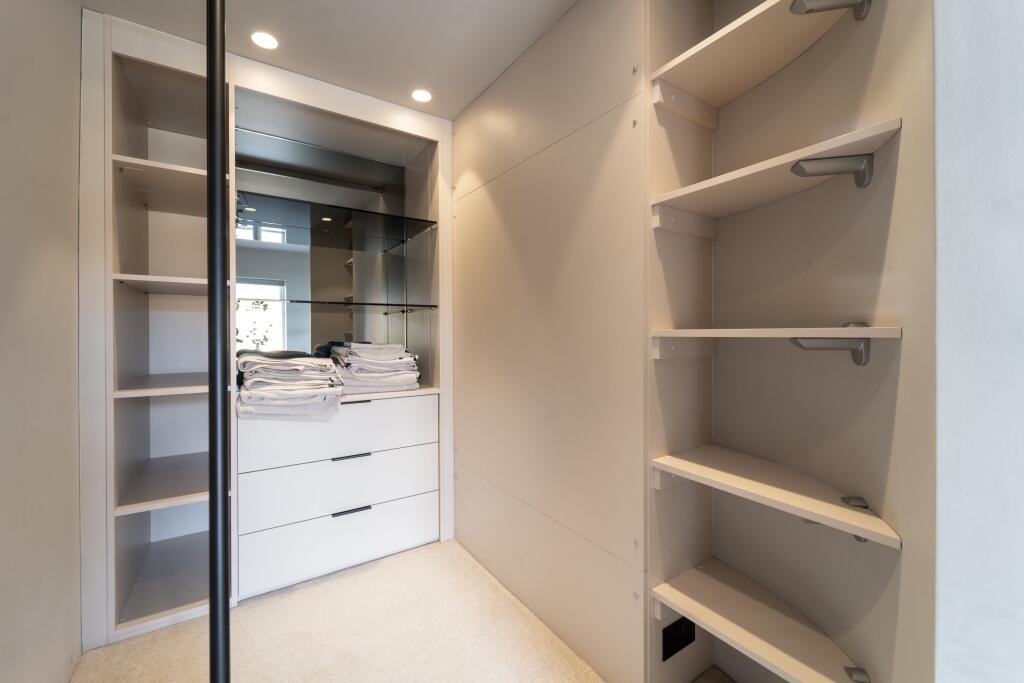 The Penthouse, Brist