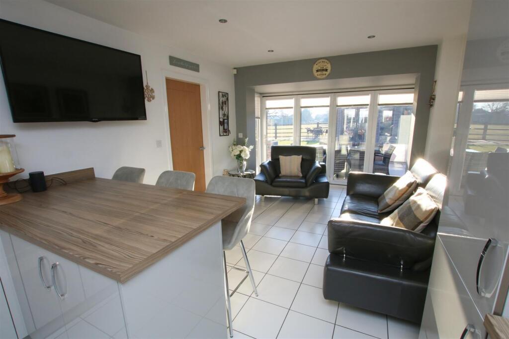 OPEN PLAN LIVING DINING KITCHEN