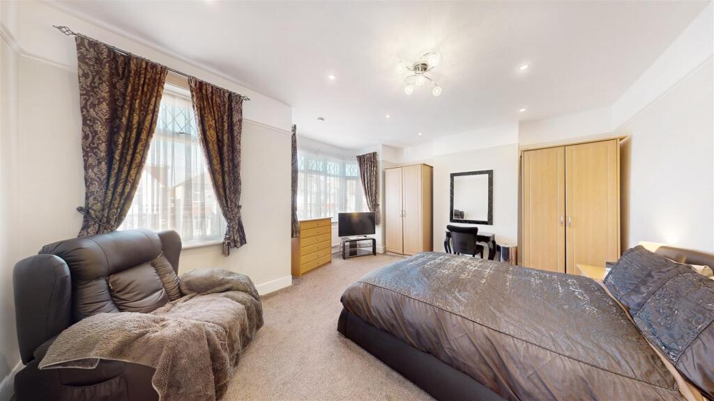 Bedroom 1.jpg
