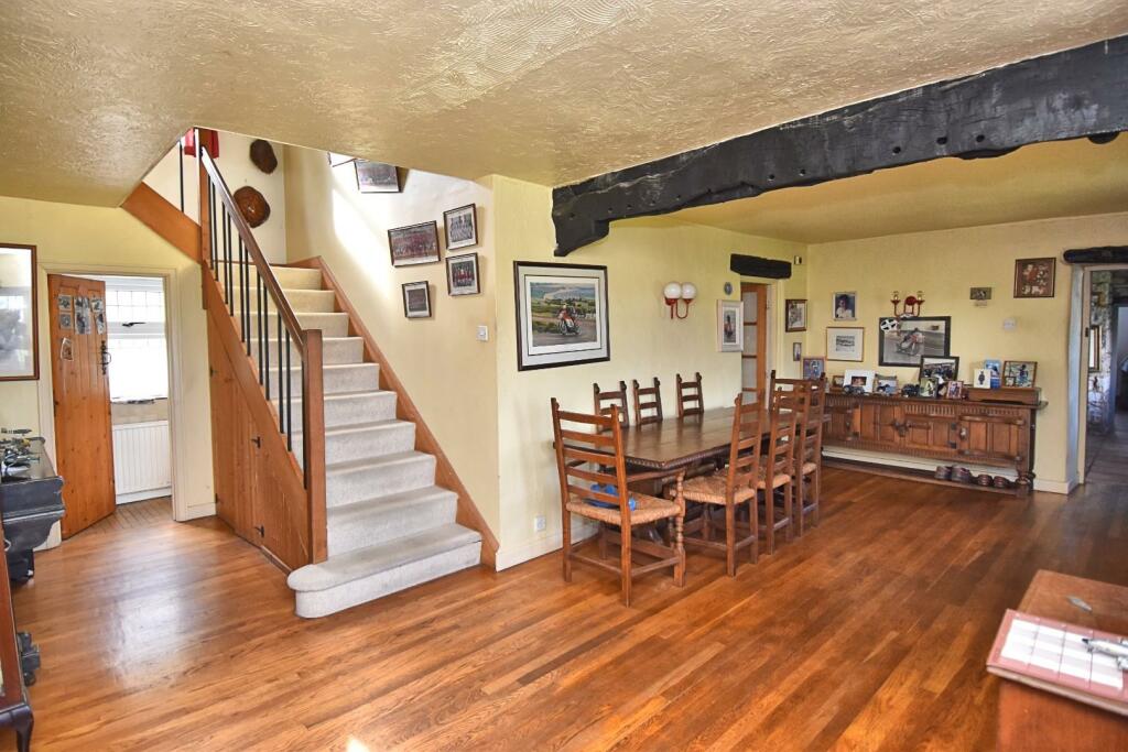 'L' SHAPED RECEPTION &amp; DINING HALL