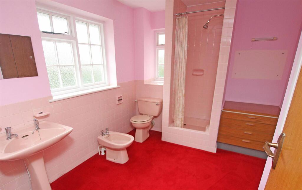 Ensuite shower room.jpg