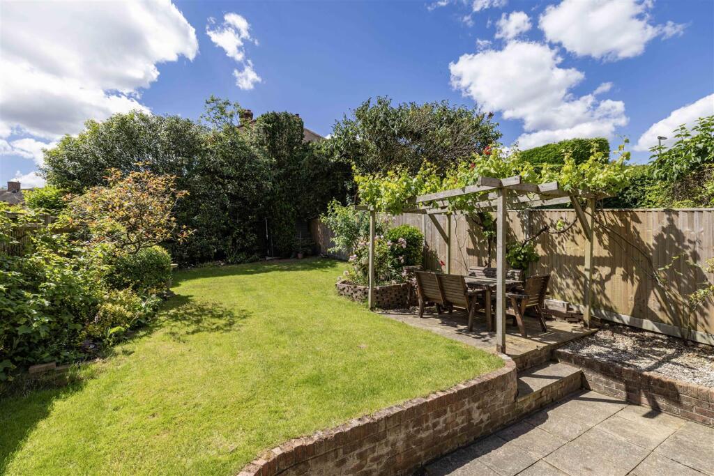 33 Irwin Road Guildford GU2 7PW-1.jpg