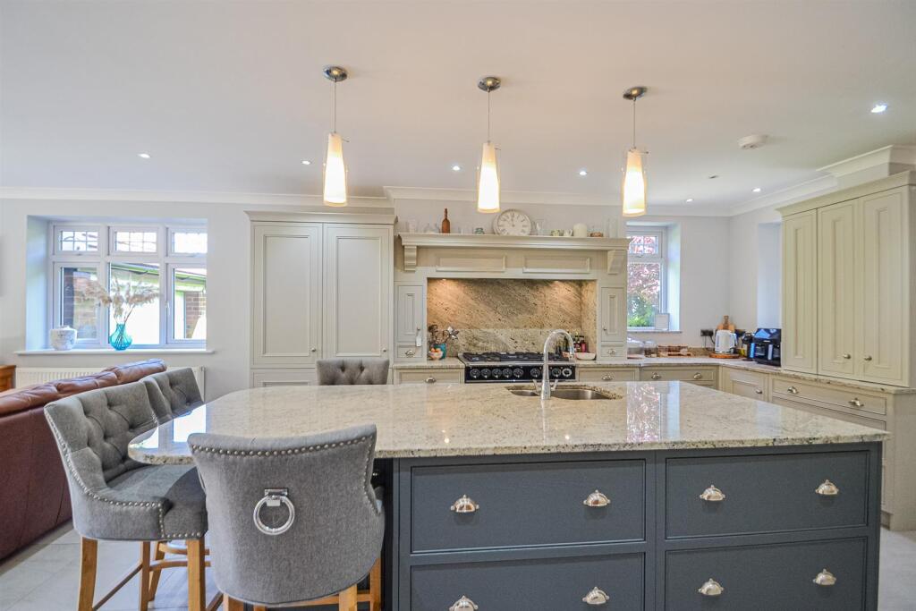 Centre Island &amp; Cooker Recess