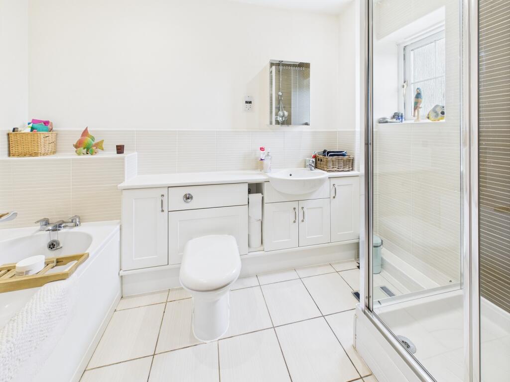 En Suite to Bedroom 1