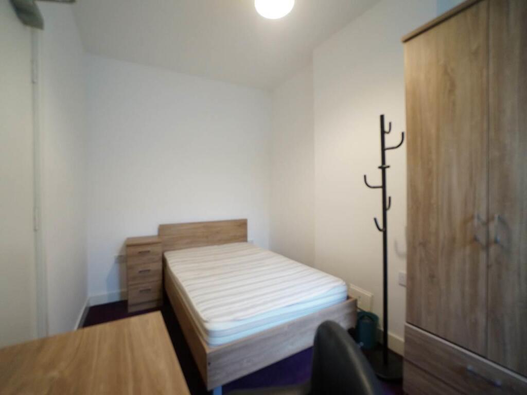bedroom 1.JPG
